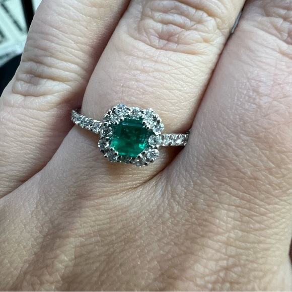 14k White Gold Diamond & Emerald Ring - Picture 5 of 8
